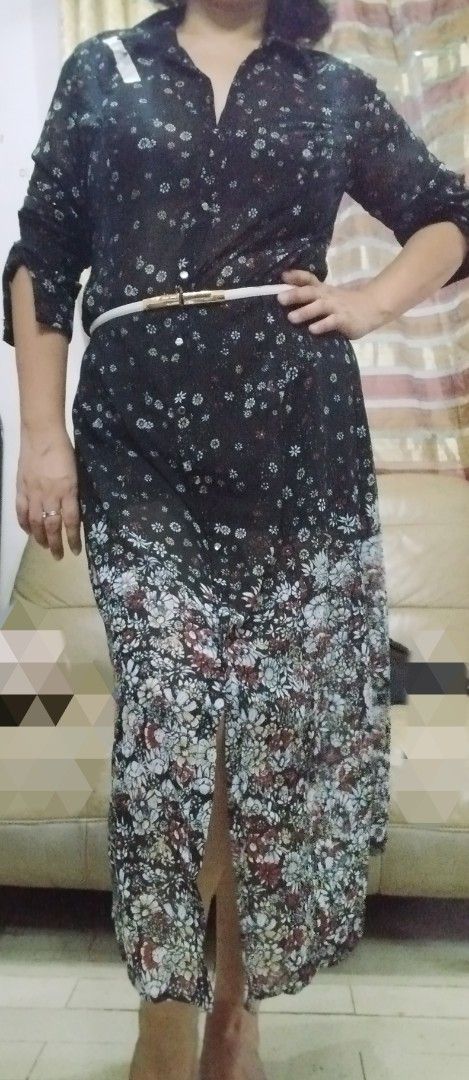 Maxi Satin longsleeve dress (Category: Dresses) located in Marikina City. Submitted by izzy_00 (Listing ID 1379331841, Image 3). Description: soft satin black in color w/ floral print no pocket with blk inner.
