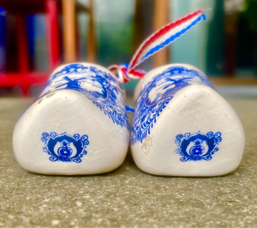 Sepatu Kayu Keramik Delft Blue Handmade – Oleh-Oleh Belanda Asli Ukuran: Panjang 7 cm | Tinggi 3 cm Kondisi: Sangat bagus (ada sedikit bekas di bagian bawah) (Kategori: Pajangan Antik) berada di Jakarta Barat. Dikirim oleh devyani285 (ID iklan 1379326710, Gambar 3). Deskripsi: Pasangan sepatu kayu mini dari keramik bergaya Delft Blue klasik, dengan lukisan tangan bergambar kincir angin khas Belanda. Dihubungkan dengan pita merah-putih-biru yang i