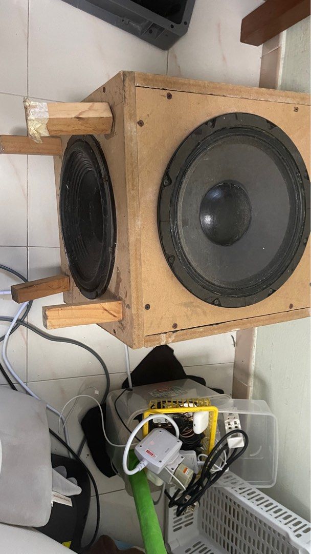 Subwoofer (Category: Other Audio Equipment) located in Singapore. Submitted by tyt6228 (Listing ID 1379434631, Image 1). Description: .