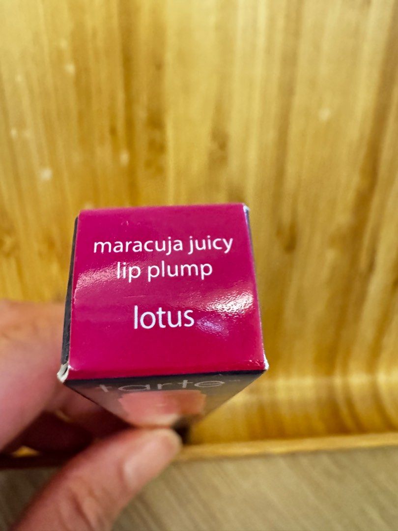 由 miko0000 (刊登 ID 1379422947，圖片 3) 提交，位於 台北市 (Taipei) 的 Tarte lip plump 唇膏 (類別：唇部彩妝、保養)，說明： 全新！ 色號 lotus Sephora 購買 。