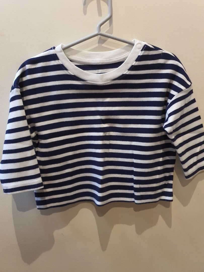 Two Original UNI QLO Baby Top (Different Design) (Category: Babies & Kids Fashion) located in Caloocan City. Submitted by forever_growing (Listing ID 1379434598, Image 2). Description: Brand: UNIQLO (Original Store bought) Size: EUR 80.