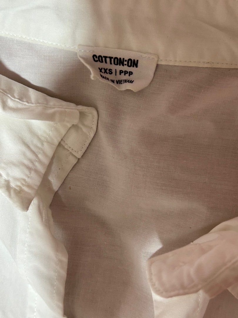 White Blouse (Category: Blouses) located in Subang Jaya. Submitted by mareslceur (Listing ID 1379450708, Image 3). Description: The size is soo big can fit up to XL so if you are 60+ kg 170+ cm can also wear this .