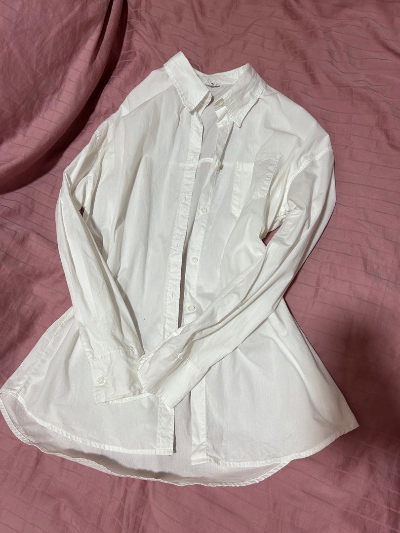 White Blouse (Category: Blouses) located in Subang Jaya. Submitted by mareslceur (Listing ID 1379450708, Image 2). Description: The size is soo big can fit up to XL so if you are 60+ kg 170+ cm can also wear this .