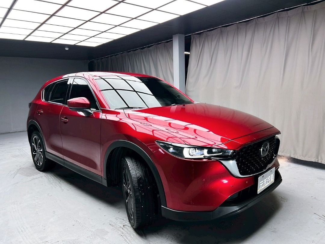 由 abc900616 (刊登 ID 1379651097，圖片 2) 提交，位於 新北市 (New Taipei) 的 2023 Mazda CX-5 20S Premium 2.0 汽油 魂動紅 (類別：汽車出售)，說明：🚗2023 Mazda CX-5 20S Premium 2.0 汽油 魂動紅 ⚠️來買車找阿吉 專業出擊⚠️ ✅里程保證：30000公里 ✨找阿吉甜甜價：78.8萬（新車售價119萬） ☎️24H服務：0980-528-993 記得找阿吉！（同Line） ❗️截圖來店找阿吉，讓阿吉有個服務的機會❗️ 「找阿吉全館全車系不限年份里程贈188天保固+開立足額發票」 ✨自然進氣/直列四缸、日系美學質感休旅款、小改款新外觀、雙前通風座椅/ACC主動跟車/BOSE環繞音響/HUD抬頭顯示器/CarPlay，實跑3萬公里保證！新車保固3年或10萬公里 🔥重點配備：後霧燈、後視鏡方向燈、LED日行燈/頭燈/尾燈、主動轉向頭燈、車頂行李架、方向盤快控鍵、換檔撥片、雙區恆溫、雙