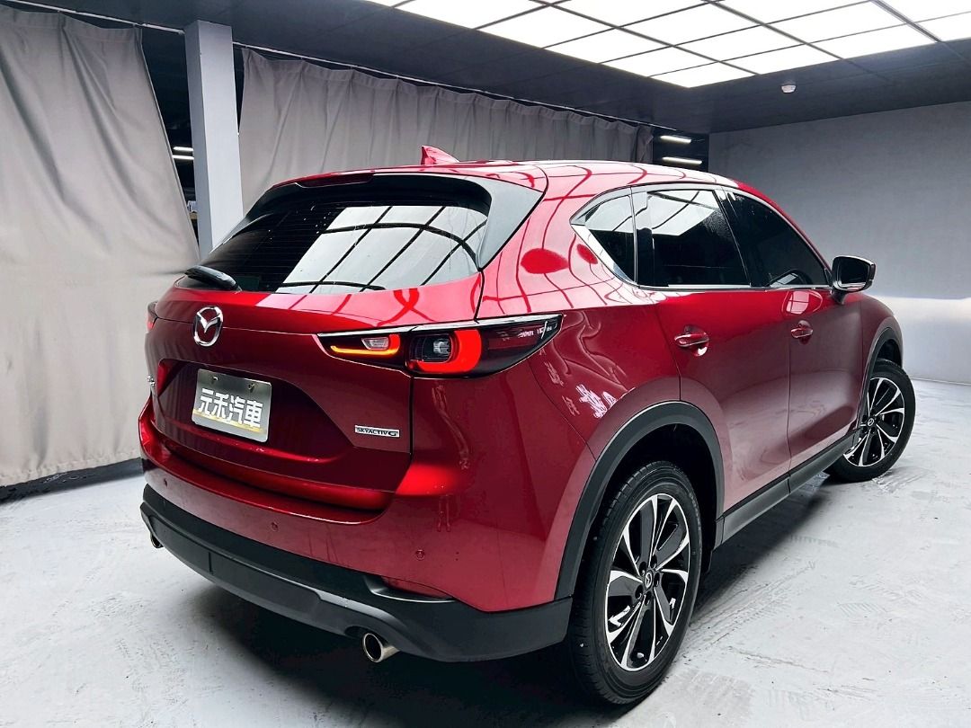由 abc900616 (刊登 ID 1379651097，圖片 3) 提交，位於 新北市 (New Taipei) 的 2023 Mazda CX-5 20S Premium 2.0 汽油 魂動紅 (類別：汽車出售)，說明：🚗2023 Mazda CX-5 20S Premium 2.0 汽油 魂動紅 ⚠️來買車找阿吉 專業出擊⚠️ ✅里程保證：30000公里 ✨找阿吉甜甜價：78.8萬（新車售價119萬） ☎️24H服務：0980-528-993 記得找阿吉！（同Line） ❗️截圖來店找阿吉，讓阿吉有個服務的機會❗️ 「找阿吉全館全車系不限年份里程贈188天保固+開立足額發票」 ✨自然進氣/直列四缸、日系美學質感休旅款、小改款新外觀、雙前通風座椅/ACC主動跟車/BOSE環繞音響/HUD抬頭顯示器/CarPlay，實跑3萬公里保證！新車保固3年或10萬公里 🔥重點配備：後霧燈、後視鏡方向燈、LED日行燈/頭燈/尾燈、主動轉向頭燈、車頂行李架、方向盤快控鍵、換檔撥片、雙區恆溫、雙