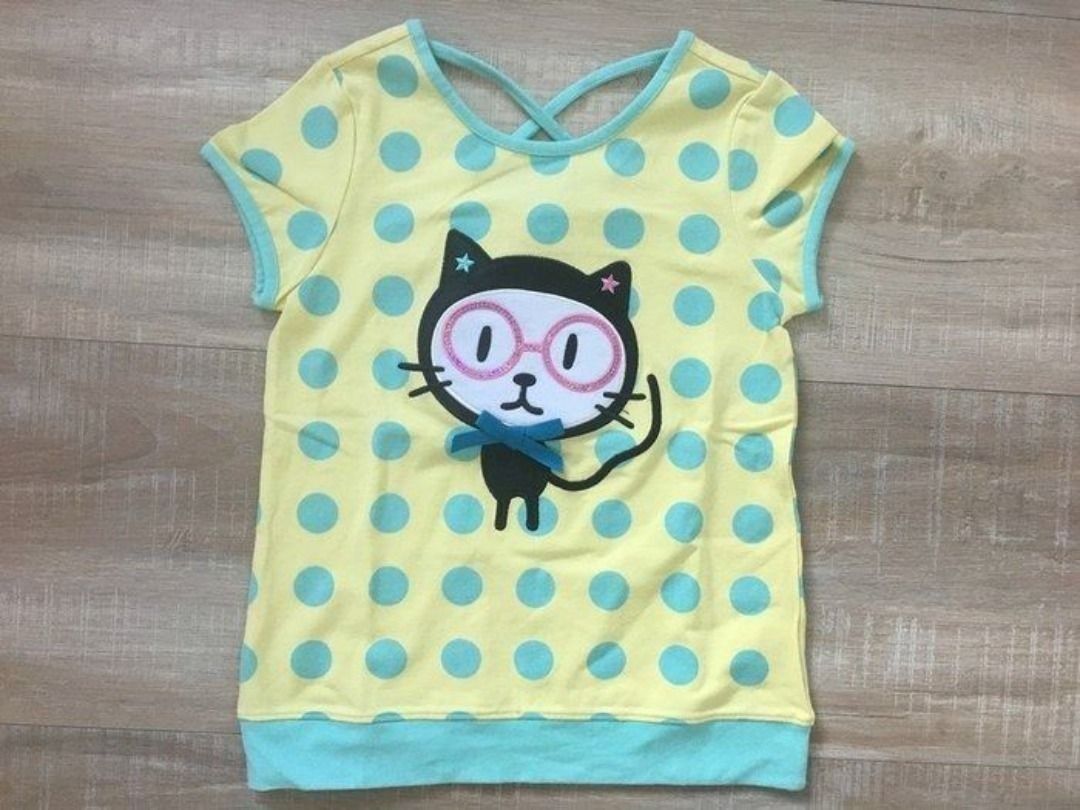 由 oct6364 (刊登 ID 1379552219，圖片 1) 提交，位於 新北市 (New Taipei) 的 【BESTVALU+】立體大眼貓咪造型活潑上衣 (類別：嬰兒及兒童流行時尚)，說明：尺寸：110 衣況：全新，含吊牌。 原價：$1680 後背交叉，再加上micky蝴蝶結，活潑滿點。。