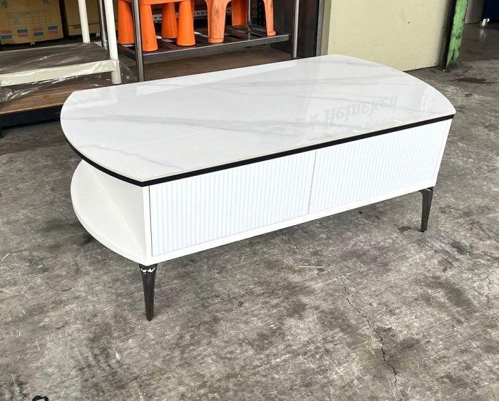 由 yungda23863666 (刊登 ID 1379601492，圖片 2) 提交，位於 台中市 (Taichung) 的 永達二手傢俱生活館/全新岩板桌/岩板茶几/客廳桌/客廳茶几/大茶几/抽屜茶几/現代茶几/矮桌/沙發桌 (類別：桌子)，說明：寬120cm X深 60xcm X高45cm 。
