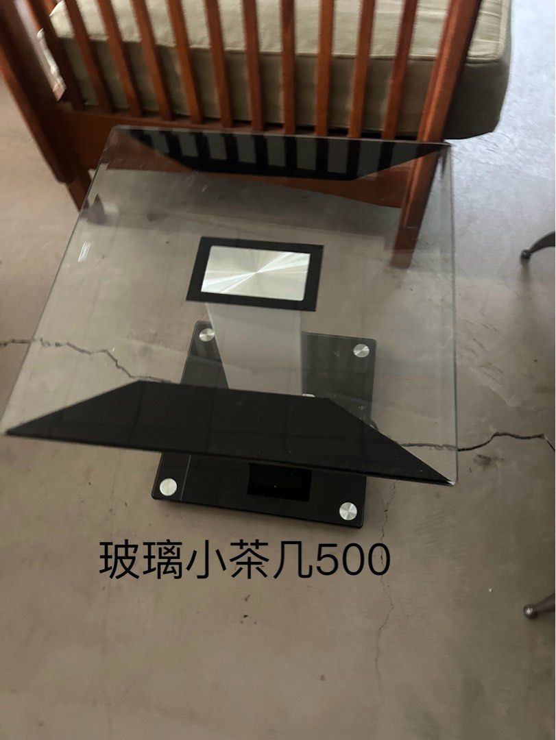 由 c09269115915165 (刊登 ID 1379616557，圖片 1) 提交，位於 台中市 (Taichung) 的 玻璃小茶几 (類別：桌子)，說明：玻璃小茶几小巧精緻。