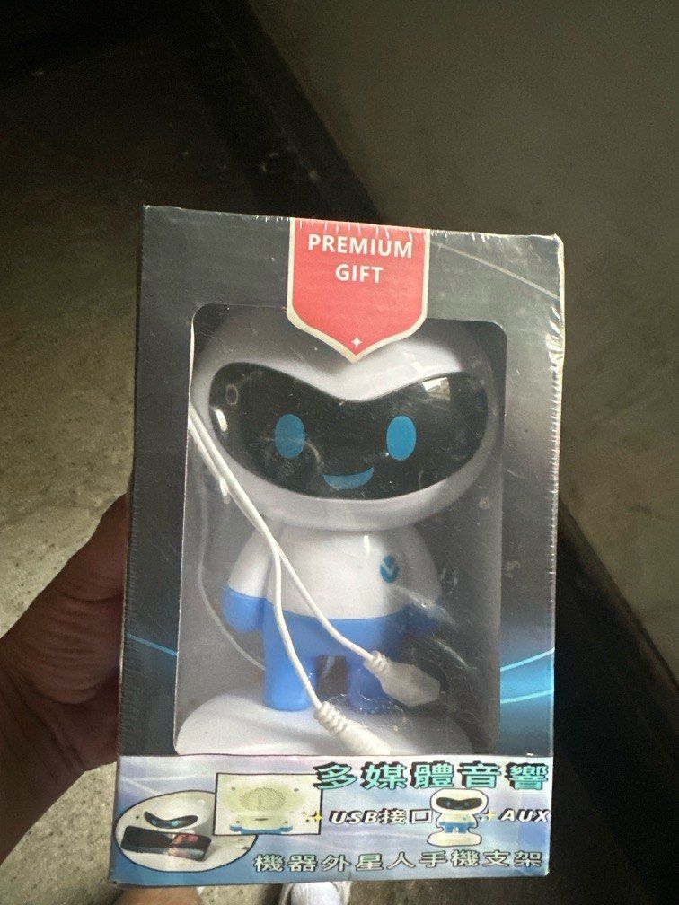 由 ming3413493970 (刊登 ID 1379629915，圖片 1) 提交，位於 高雄市 (Kaohsiung) 的 機器人造型音響 (類別：音樂播放裝置 MP3及CD 播放器)，說明：朋友送的。