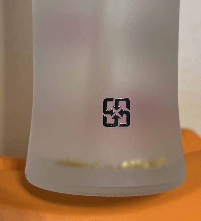 由 cosa65200558 (刊登 ID 1379697945，圖片 3) 提交，位於 台中市 (Taichung) 的 逆時光黃金極萃精華.抗皺.美白.保濕.潤膚 (類別：護膚、清潔產品)，說明：頂級奢華 24K 金能量 揭開煥白逆齡傳奇 🧚🏻‍♀️成份～玻尿酸、維他命 B5 、維他命 B3、膠原蛋白 、24K 金箔 🧚🏻‍♀️容量：60ml 🧚🏻‍♀️市價：600元 達到🦋彈潤淨白 🦋促進活化修護 黃金對策🦋全面美白🦋完美抗老 🥰側新純24K活性金做粒細化科技 高效活化修議肌膚，預防乾燥撫平策紋，告別暗沉膚色不均，肌膚更加白皙明亮。 😘以油水平衡協媽的贡金比例 全方位滋養活化肌膚，增加肌膚平滑性、提升緊緻度 。