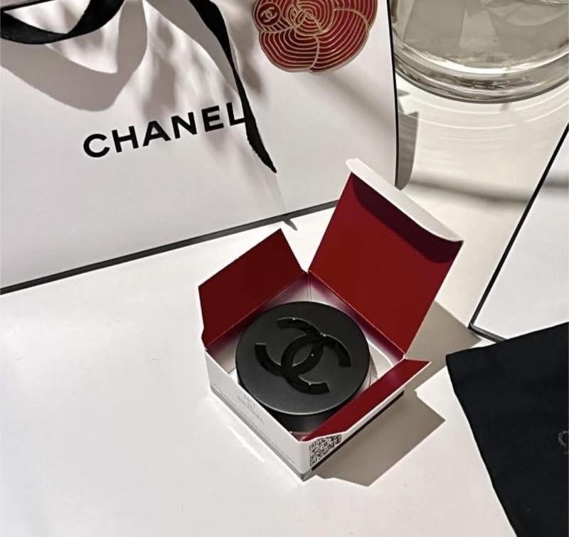 由 wuwu791014 (刊登 ID 1379705501，圖片 1) 提交，位於 台北市 (Taipei) 的 此生摯愛 🎀Chanel 香奈兒紅色山茶花唇頰蜜 (類別：化妝品)，說明：此生摯愛 🎀Chanel 香奈兒 1號紅色山茶花唇頰蜜 一顆抵兩顆‼️ 唇＋頰一起搞定 不用技巧就超漂亮 💰代購折扣價 $ 1550一個 專櫃售價$1840✖ 85折❗️❤️‍🔥 是把豪門千金感 (emoji)(emoji)焊在臉上的神器🤩 質地如奶霜般柔滑 延展性極高💫上臉瞬間融膚 配方中含有高達86%天然成分 (emoji)包含紅山茶花精萃與植物油脂 不僅能潤澤乾燥雙唇 也能呵護肌膚、鎖住水分💦 在妝容之下同步養膚😚 (↓)推薦必收色號(↓) Chanel 香奈兒 1號紅色山茶花唇頰蜜 (emoji)2 Healthy Pink 嫩粉 絕對是溫柔代名詞的美色💞 橘粉調裡透著一點點奶 超級顯嫩又顯貴 是最百搭的日常色 也很適合當腮紅打底色(emoji) (emoji)3 Vital