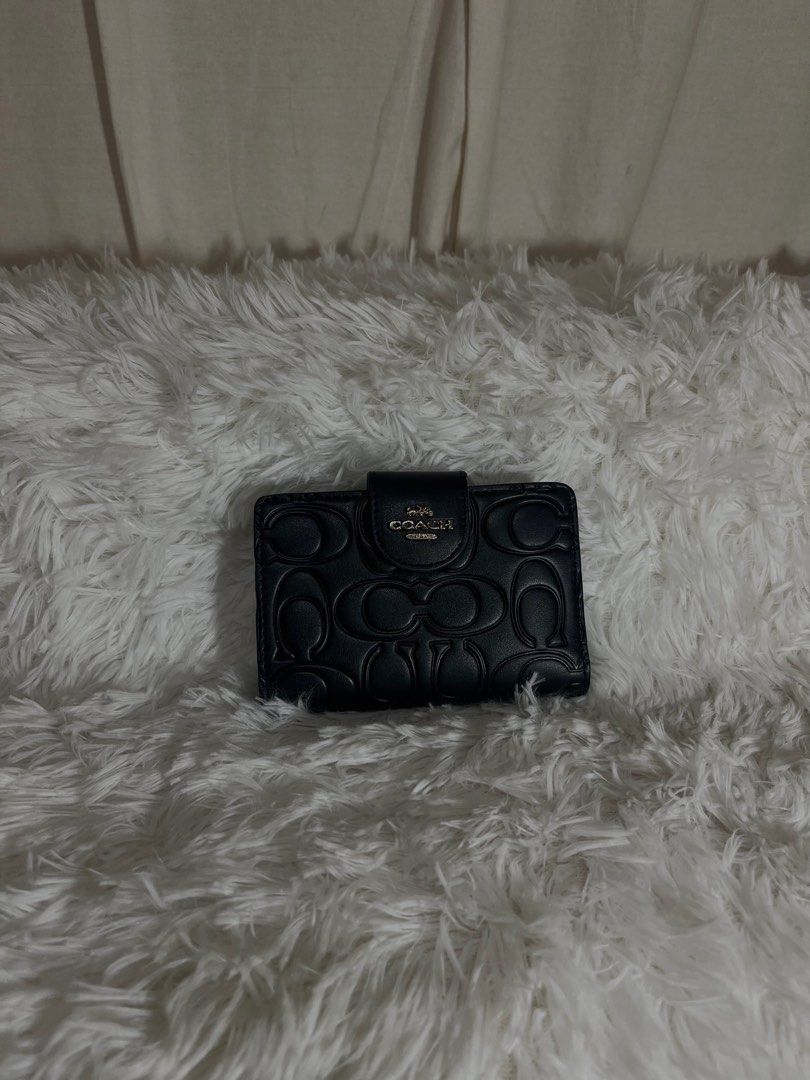 ♧ Coach Medium Corner Embossed Zip Wallet in BLACK (Category: Luxury Bags & Wallets) located in Manila. Submitted by yagirlpj (Listing ID 1379537114, Image 1). Description: more photos on ig .