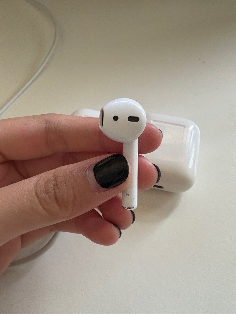 Apple AirPods with charging case 2nd Generation63167524437889113