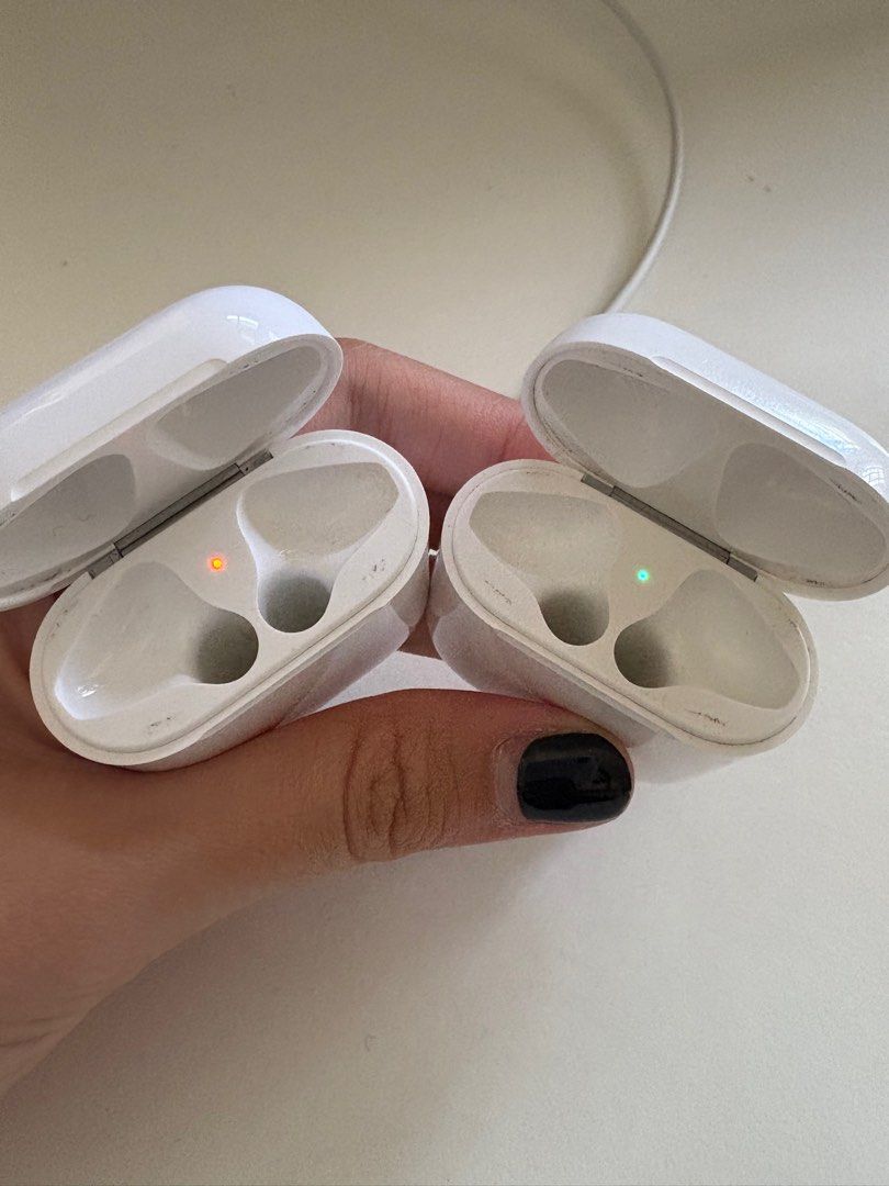 Apple AirPods with charging case 2nd Generation63167524437889111