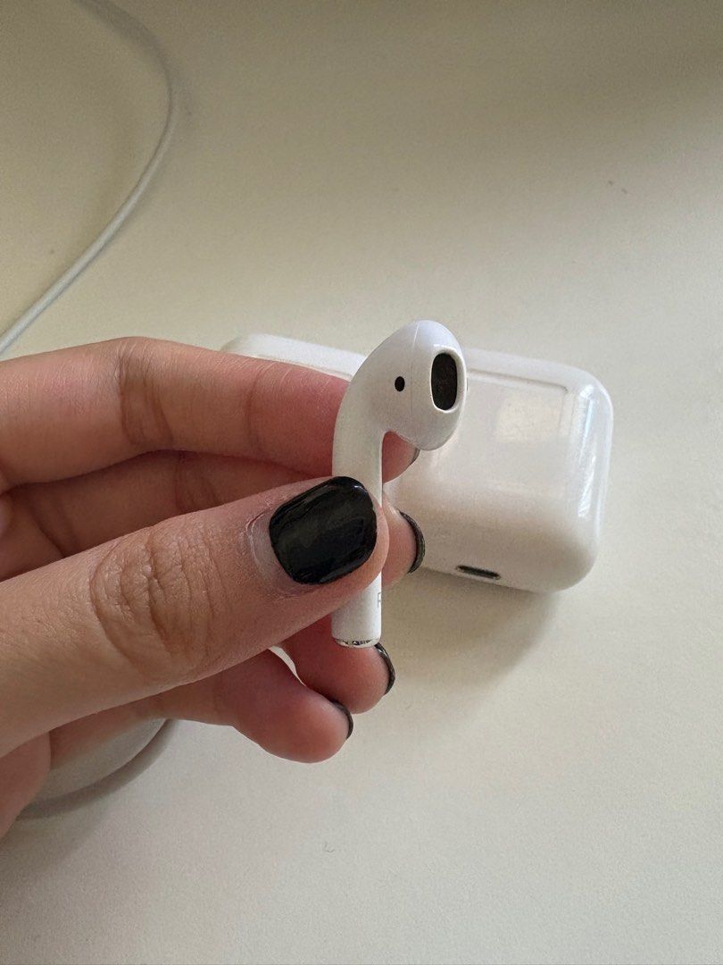 Apple AirPods with charging case 2nd Generation63167524437889112