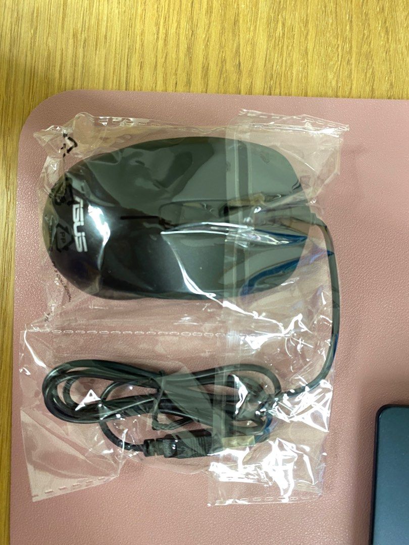 由 juliselling (刊登 ID 1379669188，圖片 1) 提交，位於 高雄市 (Kaohsiung) 的 ASUS 有線滑鼠 (類別：電腦滑鼠及相關產品)，說明：完全沒有拆封過 https://reurl.cc/OmXbD9。