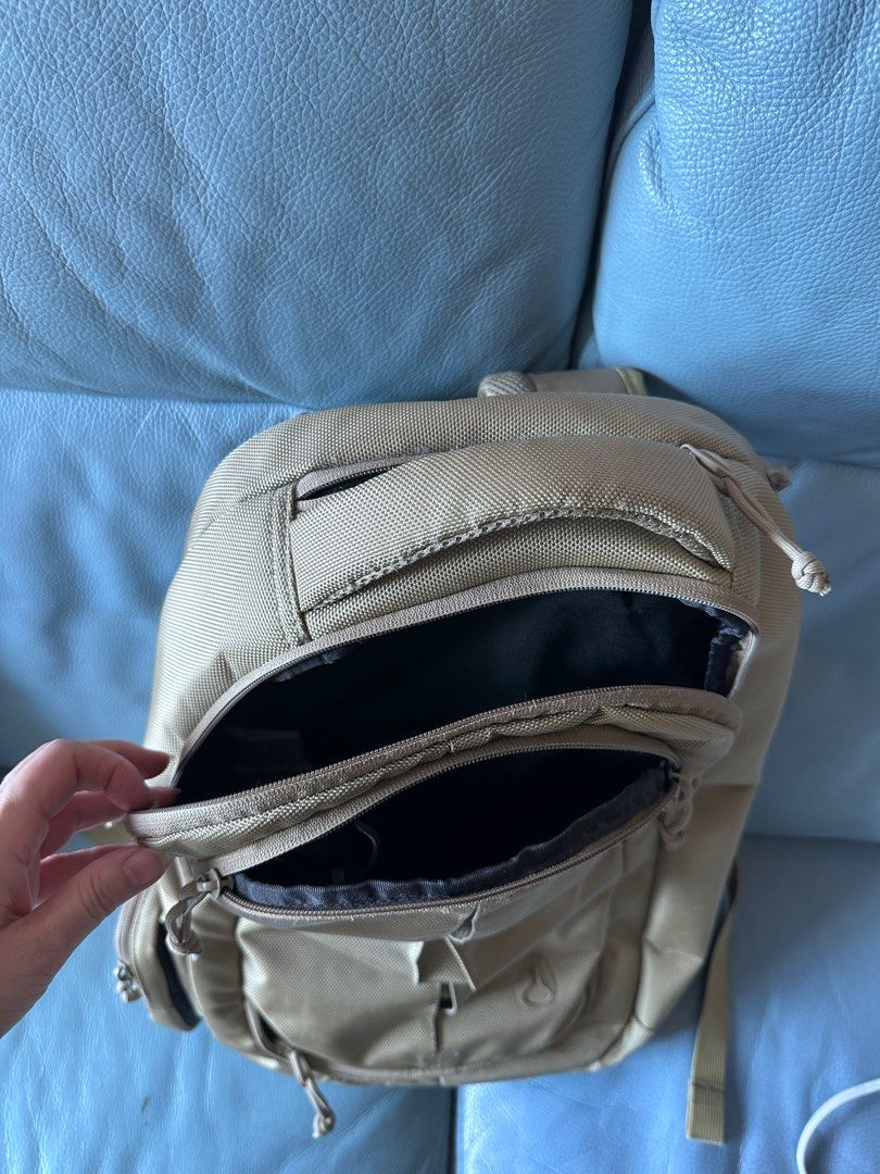 Backpack （分類：背包）位於 Hong Kong。 由 rose9928 提交（商品編號 1379566528，圖片 3）。簡介： 9 成新，少用。