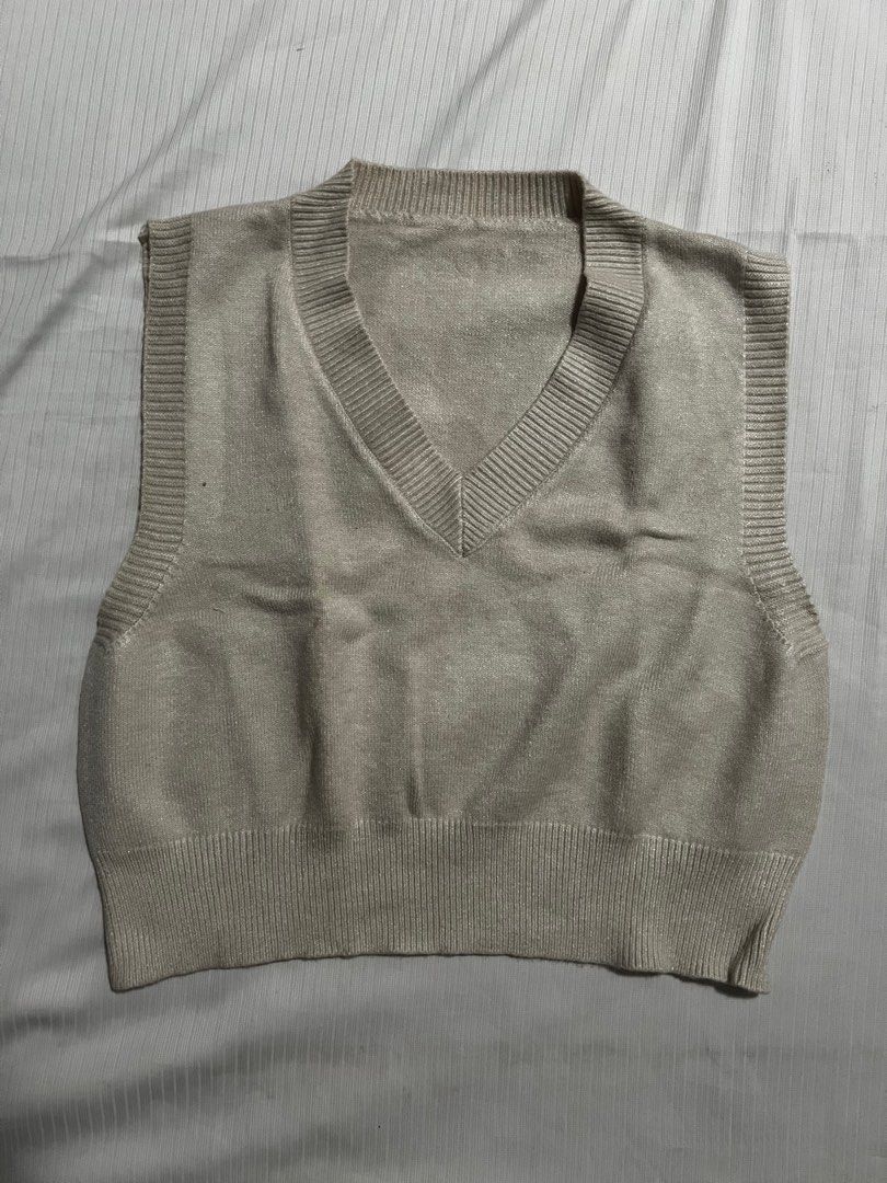 Beige knitted vest (Category: Sleeveless) located in Manila. Submitted by _fromrani (Listing ID 1379590319, Image 1). Description: - can fit s-m - NEVER USED, na store lang siya nang matagal -decluttering.