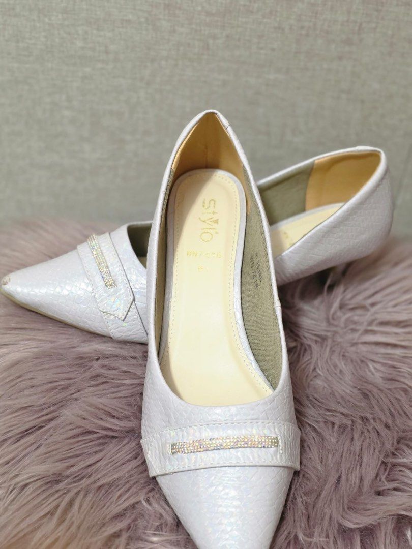 [Brand New] White Heels （分類：高跟鞋）位於 Hong Kong。 由 ssss21 提交（商品編號 1379669568，圖片 1）。簡介： Size 41 heels 。