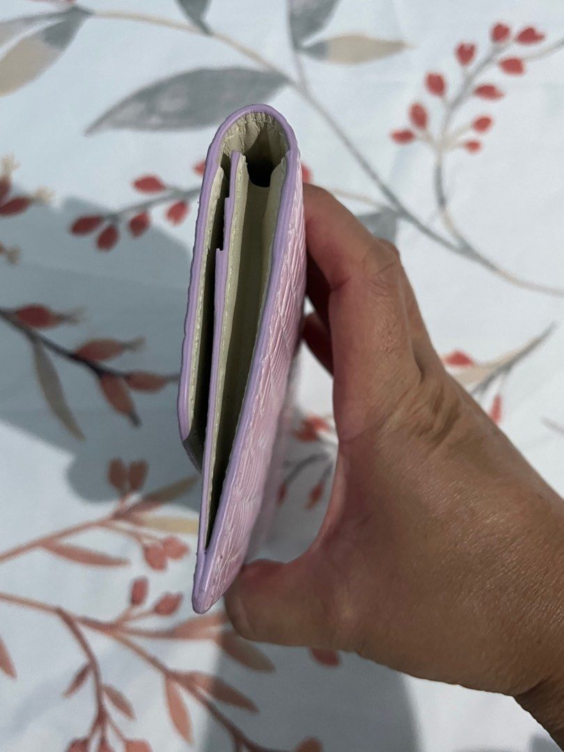 💚Carlyn New York slim long wallet (Category: Luxury Bags & Wallets) located in Cabuyao City. Submitted by yhaniesgph (Listing ID 1379561332, Image 3). Description: Like new condition. Just the tiny stain in front (see last photo). Payment first Buyer to shoulder SF Cabuyao Laguna loc.