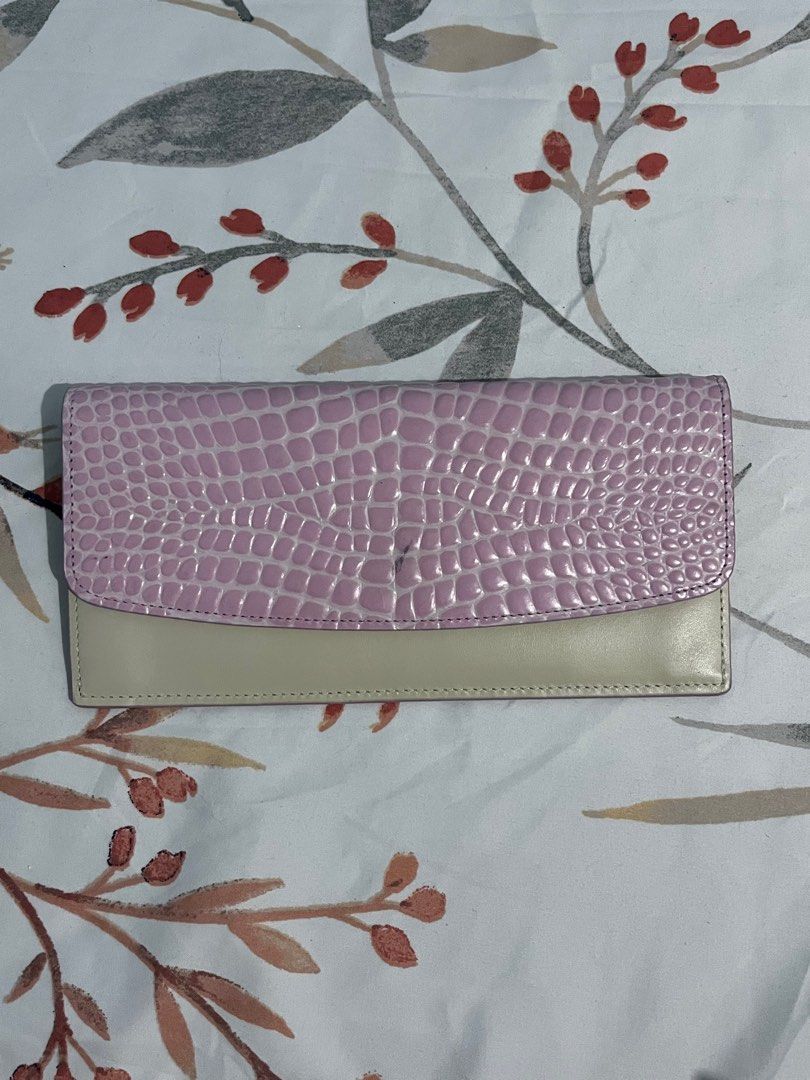 💚Carlyn New York slim long wallet (Category: Luxury Bags & Wallets) located in Cabuyao City. Submitted by yhaniesgph (Listing ID 1379561332, Image 1). Description: Like new condition. Just the tiny stain in front (see last photo). Payment first Buyer to shoulder SF Cabuyao Laguna loc.