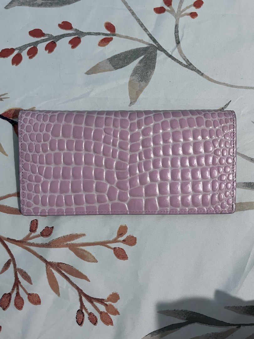 💚Carlyn New York slim long wallet (Category: Luxury Bags & Wallets) located in Cabuyao City. Submitted by yhaniesgph (Listing ID 1379561332, Image 2). Description: Like new condition. Just the tiny stain in front (see last photo). Payment first Buyer to shoulder SF Cabuyao Laguna loc.