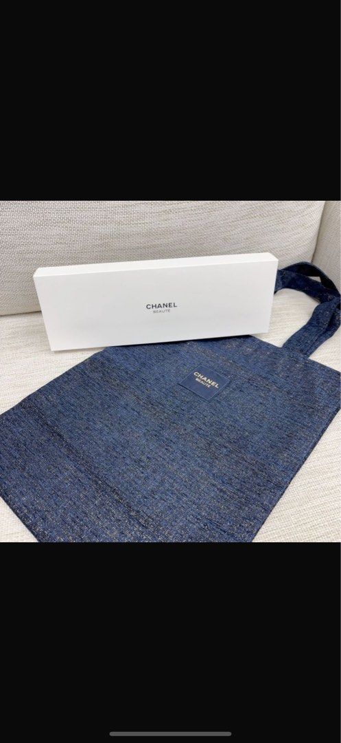 🌟🌟Chanel beauty燙金Tote Bag （分類：手袋及銀包）位於 Hong Kong。 由 cocococococoooo 提交（商品編號 1379526081，圖片 1）。簡介： $ 158 限時優惠🔥🔥數量只有5️⃣0️⃣盒 🌟🌟Chanel beauty燙金Tote Bag 容量極大, 可放Ipad, notebook, 電話等等 Size : 33 x 43cm 以上均屬於Chanel Beauty贈品。