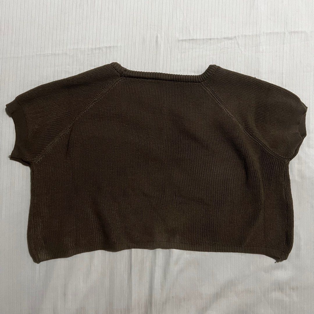 Coffee brown knitted cropped top (Category: Blouses) located in Manila. Submitted by _fromrani (Listing ID 1379589332, Image 3). Description: - perfect for xs-s - may maliit na butas sa knitted front (see 2nd pic).