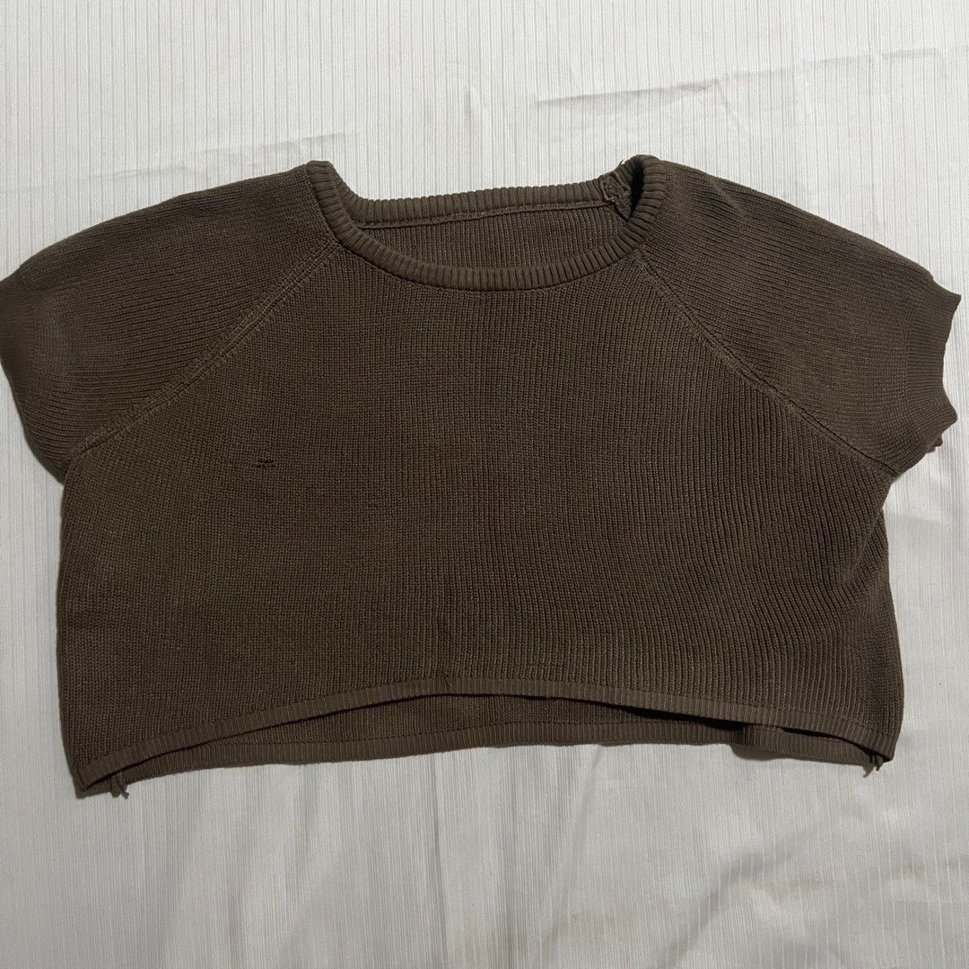 Coffee brown knitted cropped top (Category: Blouses) located in Manila. Submitted by _fromrani (Listing ID 1379589332, Image 1). Description: - perfect for xs-s - may maliit na butas sa knitted front (see 2nd pic).