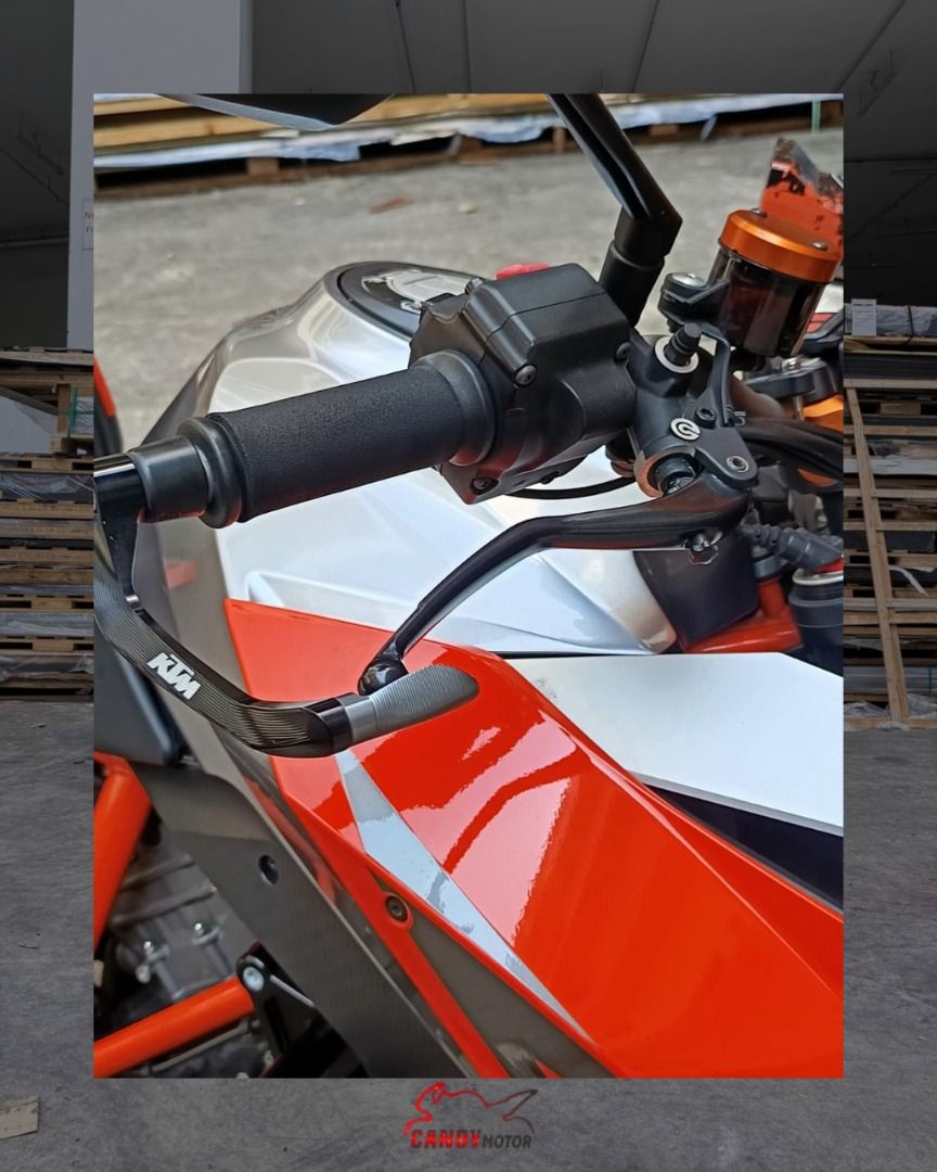 Consignment Unit! Superduke GT! COE EXPIRY - 11 APRIL 2027 (Category: Class 2) located in Singapore. Submitted by candymotorbikes (Listing ID 1379595883, Image 3). Description: 💥 2017 KTM 1290 Super Duke GT 💥 Sportbike heart. Touring soul. 🏍️ 1301cc V-Twin engine – 173 hp of raw power 🧠 Advanced ride-by-wire throttle for smooth control 🛞 WP semi-active suspension – adapts on the fly 🧳 Integrated hard panniers – factory-fitted & lockable 🛡️