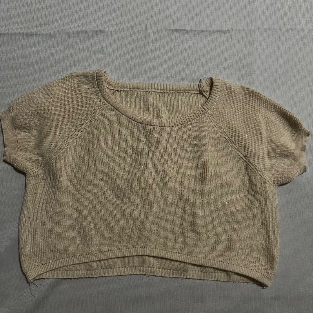 Cream knitted cropped top (Category: Blouses) located in Manila. Submitted by _fromrani (Listing ID 1379588964, Image 1). Description: - perfect for xs-s - has tiny humulmols .