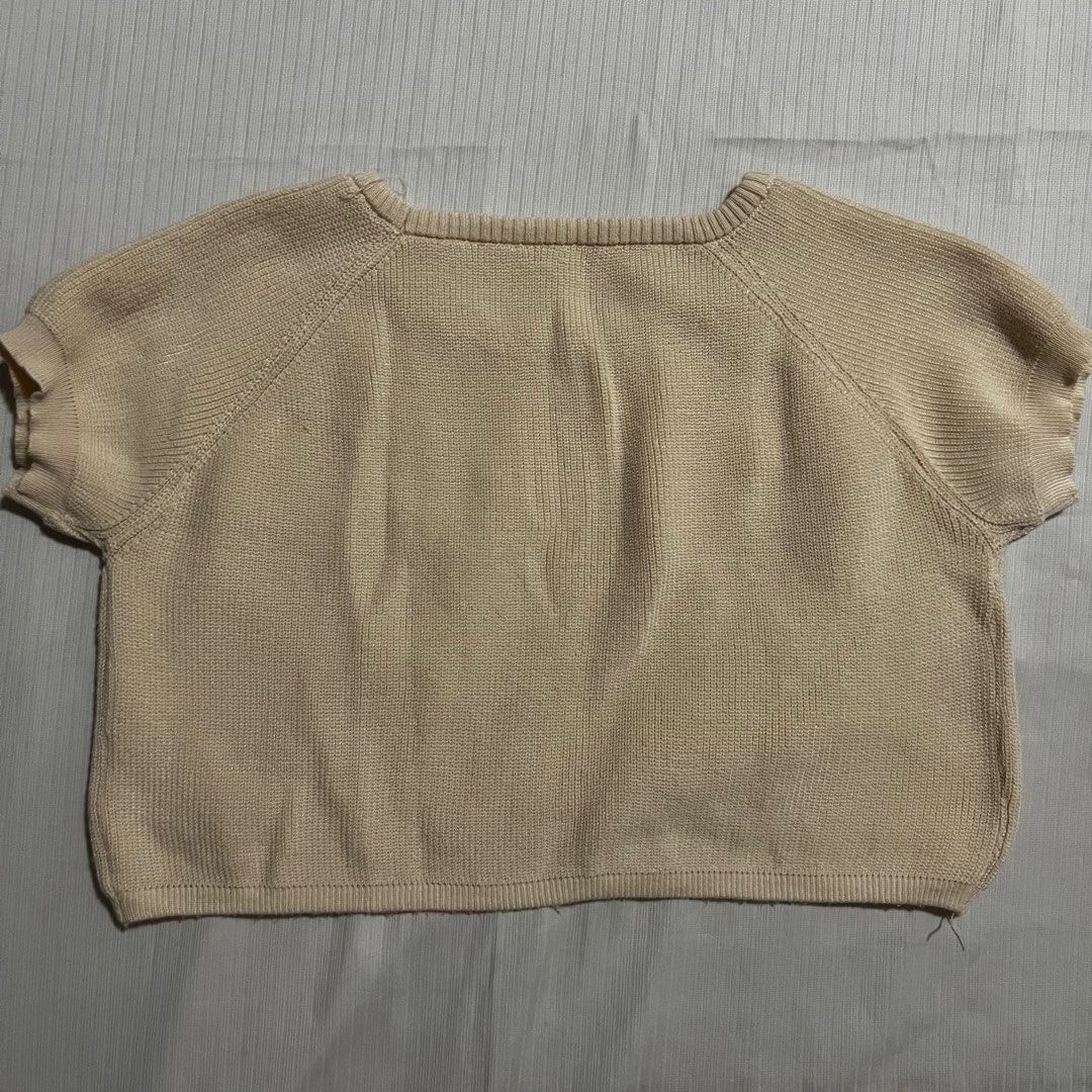 Cream knitted cropped top (Category: Blouses) located in Manila. Submitted by _fromrani (Listing ID 1379588964, Image 3). Description: - perfect for xs-s - has tiny humulmols .