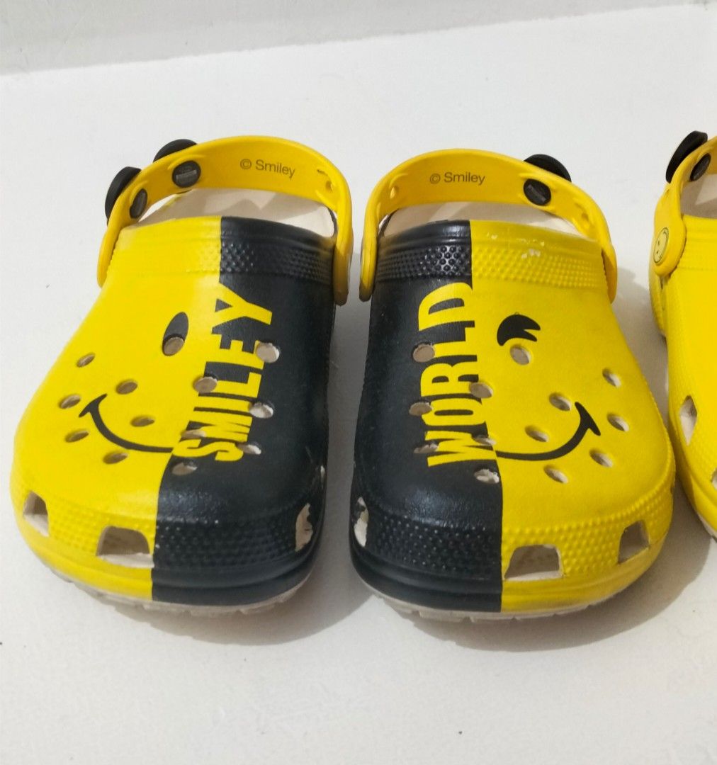 CROCS SMILEY CLOGS W7 (Category: Loafers) located in Manila. Submitted by eriiicaspage (Listing ID 1379636368, Image 2). Description: PREOWNED 'Lightly Used Authentic CROCS CLASSIC SMILEY CLOGS W7 23 -23.5CM Needs Clean lang ,Dirty un OutSole No heeldrag Good Condition 9/10.