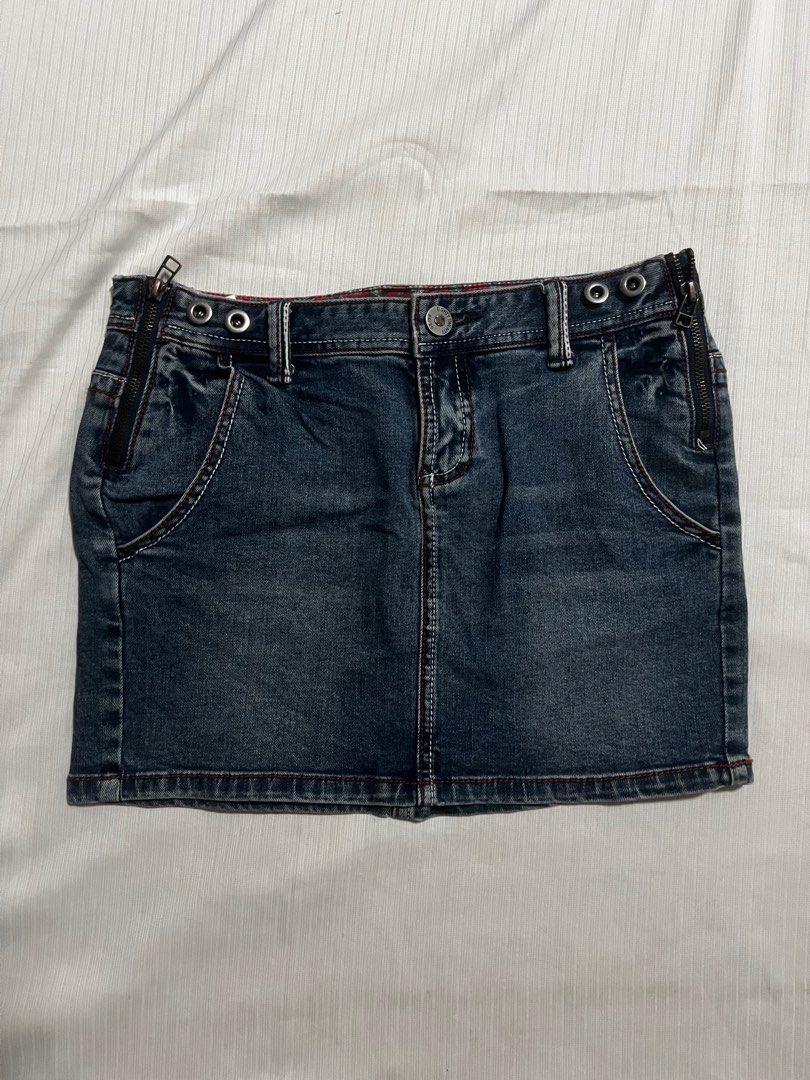 Denim mini skirt (Category: Skirts) located in Manila. Submitted by _fromrani (Listing ID 1379590879, Image 1). Description: waist: 29-30 inches length: 12 inches - fits medium.