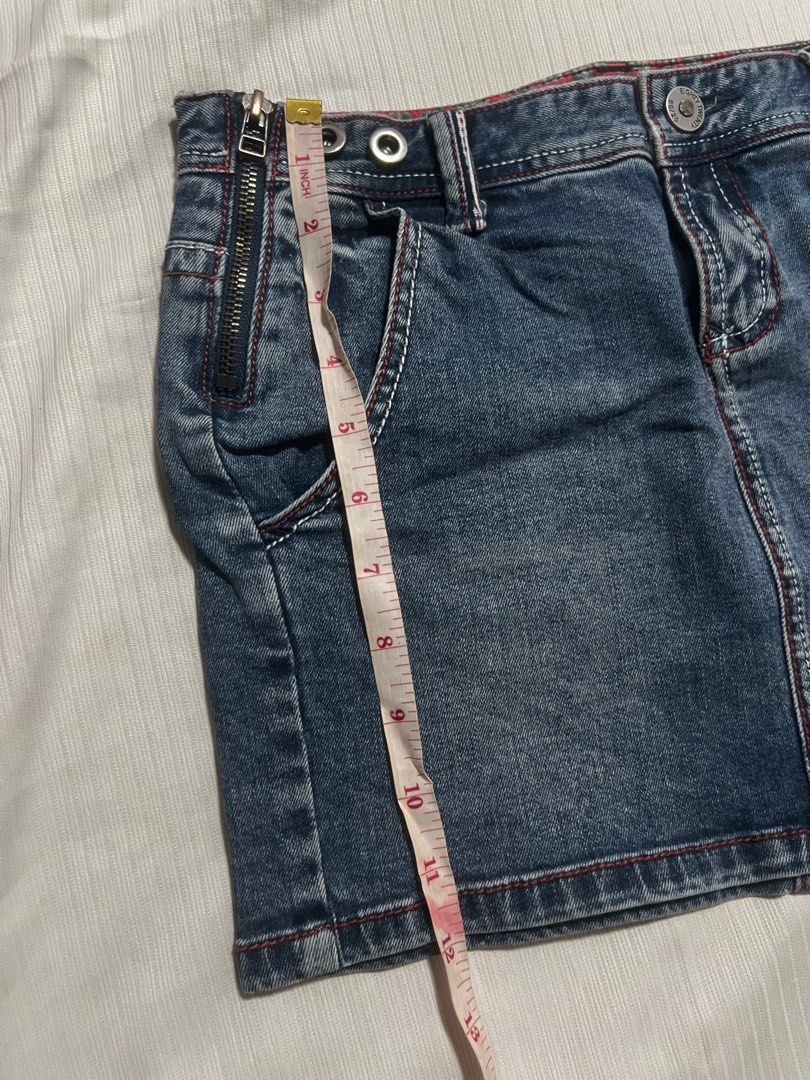 Denim mini skirt (Category: Skirts) located in Manila. Submitted by _fromrani (Listing ID 1379590879, Image 3). Description: waist: 29-30 inches length: 12 inches - fits medium.