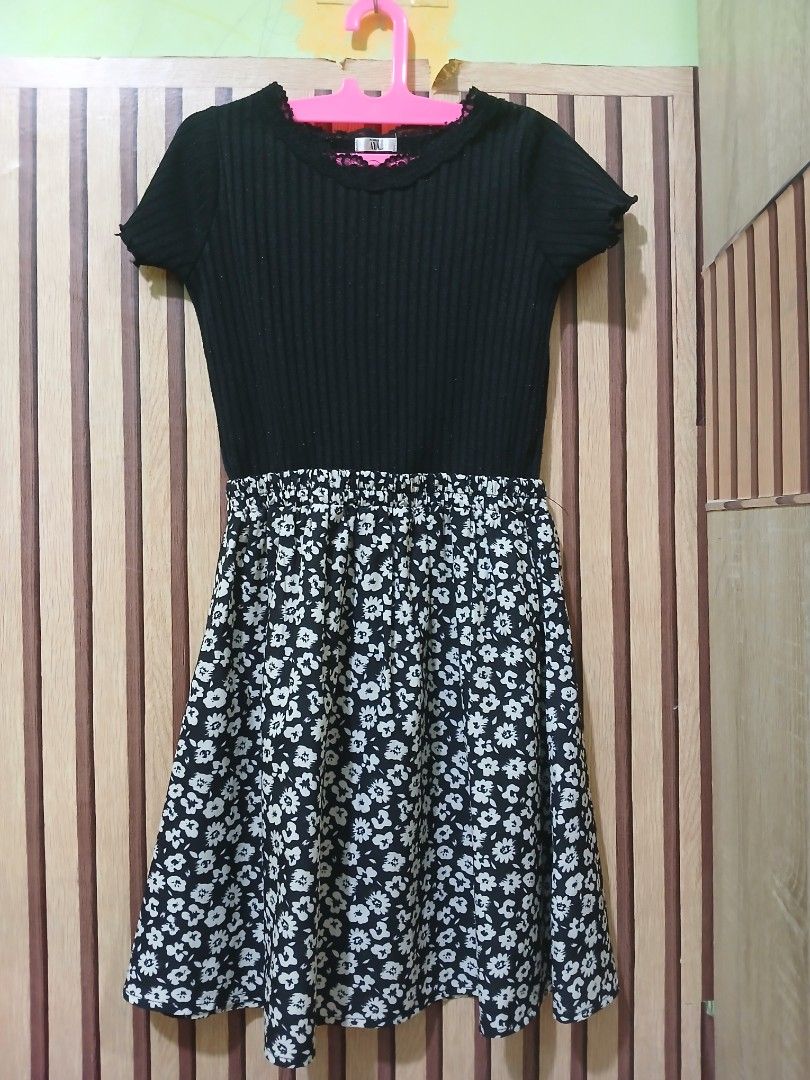 Dress hitam kombinasi (Kategori: 8 hingga 12 tahun) berada di Jakarta Barat. Dikirim oleh azzaleakids (ID iklan 1379660310, Gambar 1). Deskripsi: atas bahan knit.agak berbulu karna bahan knit. bawah motif bunga2. pinggang model karet. usia 6-8tahun.