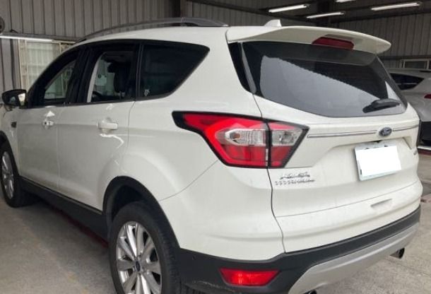 由 vivian19932004 (刊登 ID 1379611562，圖片 3) 提交，位於 新北市 (New Taipei) 的 Ford Kuga 2018款 (類別：汽車出售)，說明：💥認證中古車歡迎你來帶回家💥 💥車輛應有盡有趕緊來搶便宜💥 ⚠️車商賣車 同行勿擾⚠️ ⬇️車輛資訊⬇️ 🔶Ford Kuga 2018款 🔶里程:7萬 🔶燃料:汽油 🔶排氣:1.5L 🔶變速:手自排 🔶驅動:2WD 🔶乘客數:5門5座 ⭕合格認證⭕專業鑑定⭕檢定報告 📌五大保證↘️ 無泡水、無事故、無AB接合車、里程保證、無計程車 📌五大保固↘️ 引擎、方向機、變速箱、發電機、啟動馬達 🔥🔥買好車找上游最便宜🔥🔥 🎈均有第三方權威認證🎈 🎈超優質一手清倉特價🎈 ♠️車況超美不怕你看 ♥️還可配合萊茵鑑定 ♦️里程公開透明無調表 ♣️一條龍服務包您滿意 💯只要車況與認證表不符、可退車並全額退費❣️ ✅可分期✅可貸款✅配合多家銀行 🎀可全額貸讓您買好車並沒有