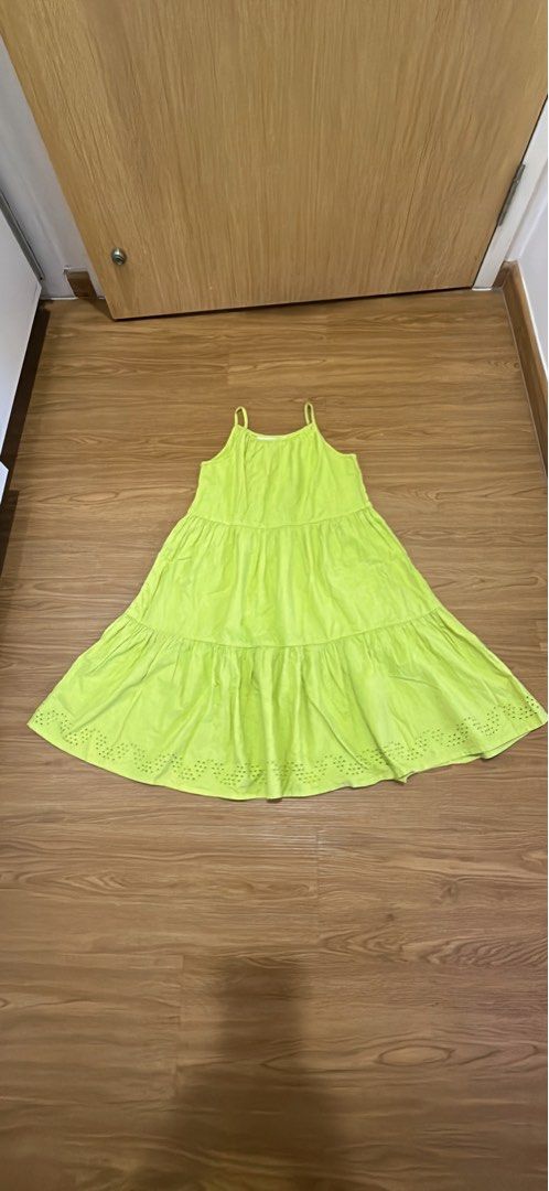 H&M Girls' Top - Size 8-9 Years (Category: Babies & Kids Fashion) located in Singapore. Submitted by yuanyuan1516 (Listing ID 1379626781, Image 1). Description: Adorable H&M dress for girls. Features a vibrant green color. The size is indicated as EUR 134, US 8, CA 8-9A, CN 135/68, MX 8-9A, AUS 9, and UK 8-9Y. Perfect for everyday wear! suitable for 7-12years girls，Dress length 82 cm..