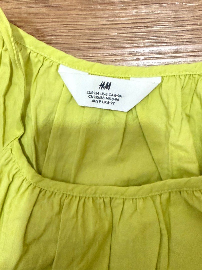 H&M Girls' Top - Size 8-9 Years (Category: Babies & Kids Fashion) located in Singapore. Submitted by yuanyuan1516 (Listing ID 1379626781, Image 2). Description: Adorable H&M dress for girls. Features a vibrant green color. The size is indicated as EUR 134, US 8, CA 8-9A, CN 135/68, MX 8-9A, AUS 9, and UK 8-9Y. Perfect for everyday wear! suitable for 7-12years girls，Dress length 82 cm..