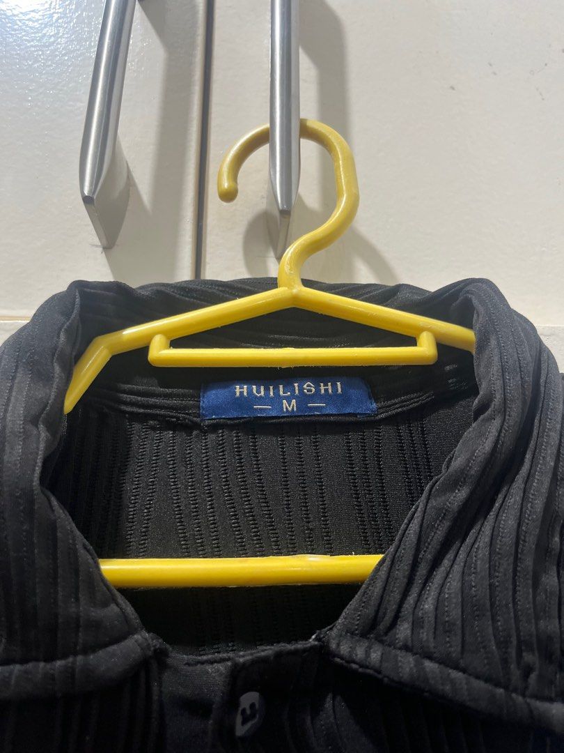 HUILISHI Black Patterned Polo (Category: Tshirts & Polo Shirts ) located in Cagayan de Oro. Submitted by everythingpreloved__ (Listing ID 1379619519, Image 3). Description: HUILISHI Black Patterned Polo - Medium on Tag - NOT IRONED / PLANTSA (Thats why it looks crumpled) - lightly used, fave! - ship nationwide thru j&t etc…. - message for more details!.
