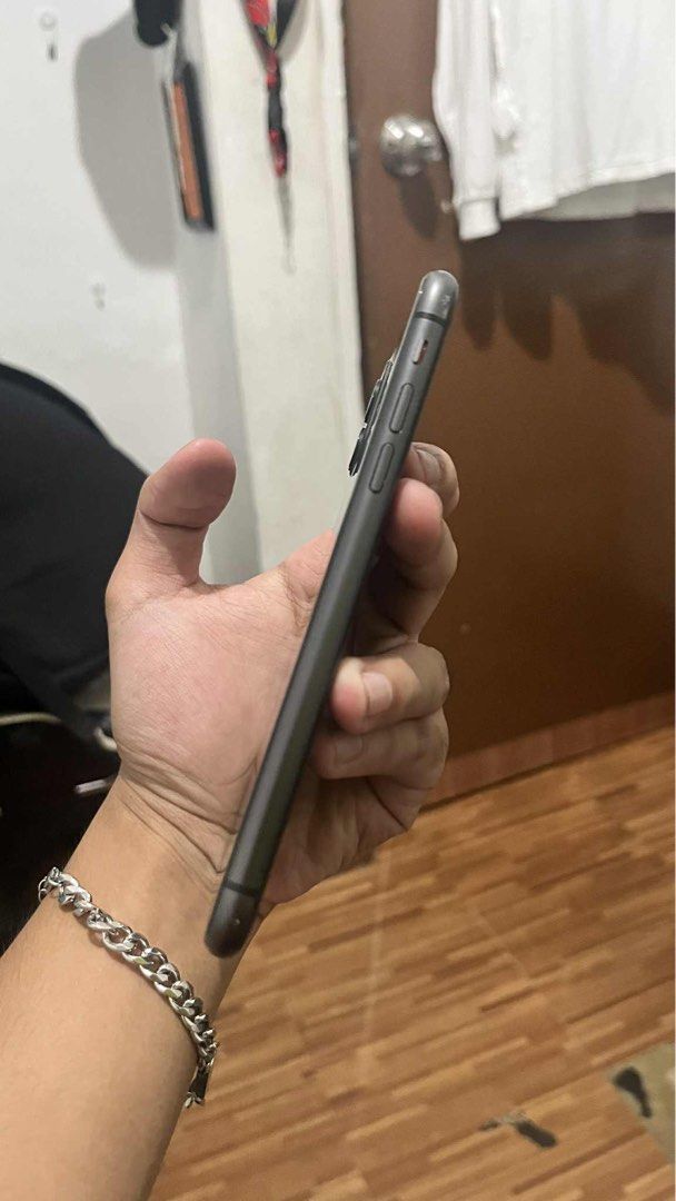 Iphone 11 (Category: iPhone 11 Series) located in Las Pinas. Submitted by jumacainag (Listing ID 1379675349, Image 3). Description: Iphone 11 Black 128 GB 86 BH! No Issue No history of repair Open for swap sa Iphone 13 can add With Orig Box and Receipt Bought in BGC Las Pinas loc .