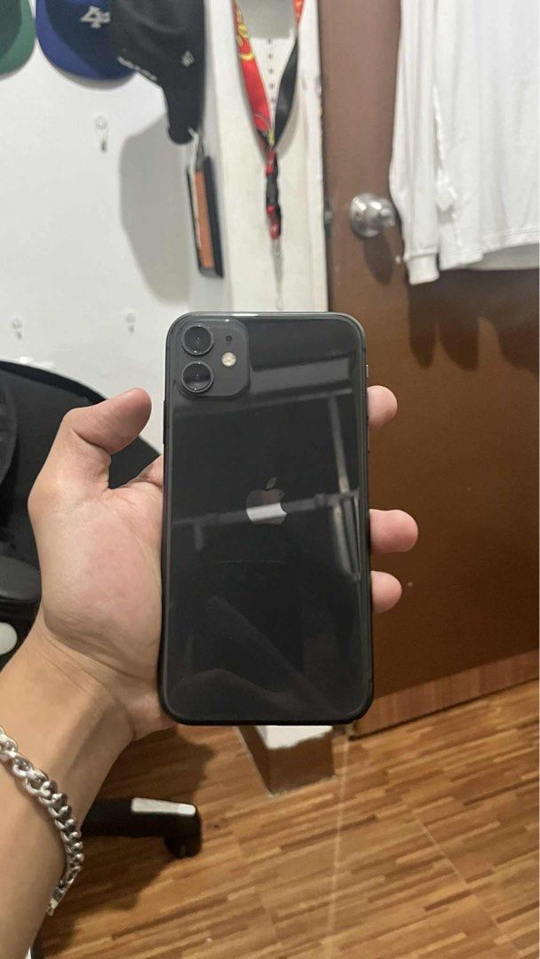 Iphone 11 (Category: iPhone 11 Series) located in Las Pinas. Submitted by jumacainag (Listing ID 1379675349, Image 2). Description: Iphone 11 Black 128 GB 86 BH! No Issue No history of repair Open for swap sa Iphone 13 can add With Orig Box and Receipt Bought in BGC Las Pinas loc .