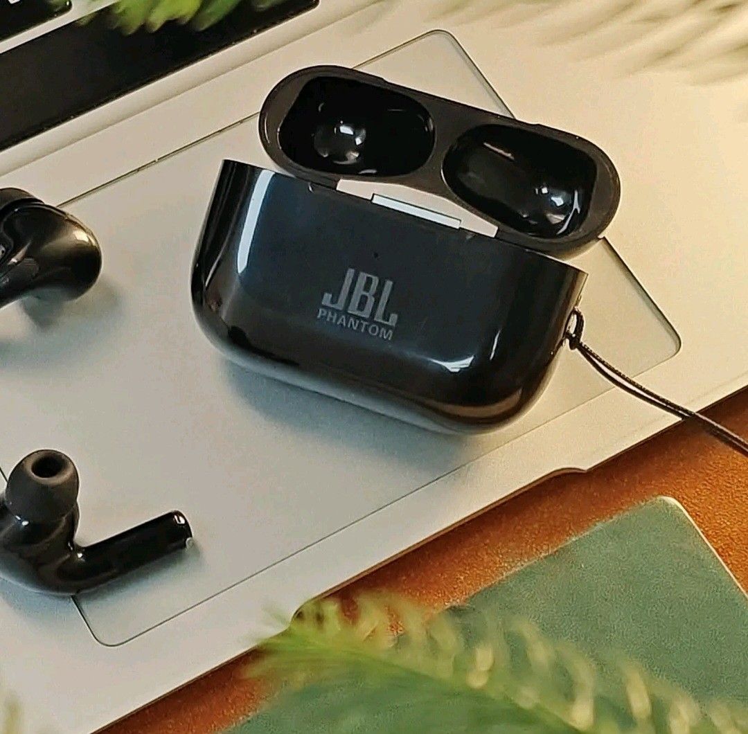 Jbl phantom wireless bluetooth earbuds (Category: Earphones) located in Singapore. Submitted by s3mp1ternal (Listing ID 1379625153, Image 1). Description: Priced @$10! Two colors to choose from: White/Black Mailing only! 2-3 days 📬.