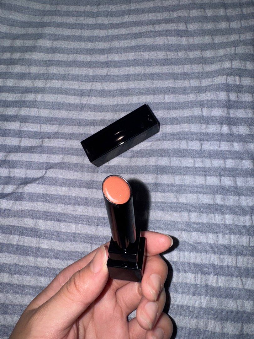 由 kylekboma (刊登 ID 1379661174，圖片 2) 提交，位於 桃園市 (Taoyuan) 的 KATE 怪獸唇膏03｜日系彩妝 口紅 黑管 lipstick (類別：化妝品)，說明：只用一次 不適合售出 售出不退‼️ C03。