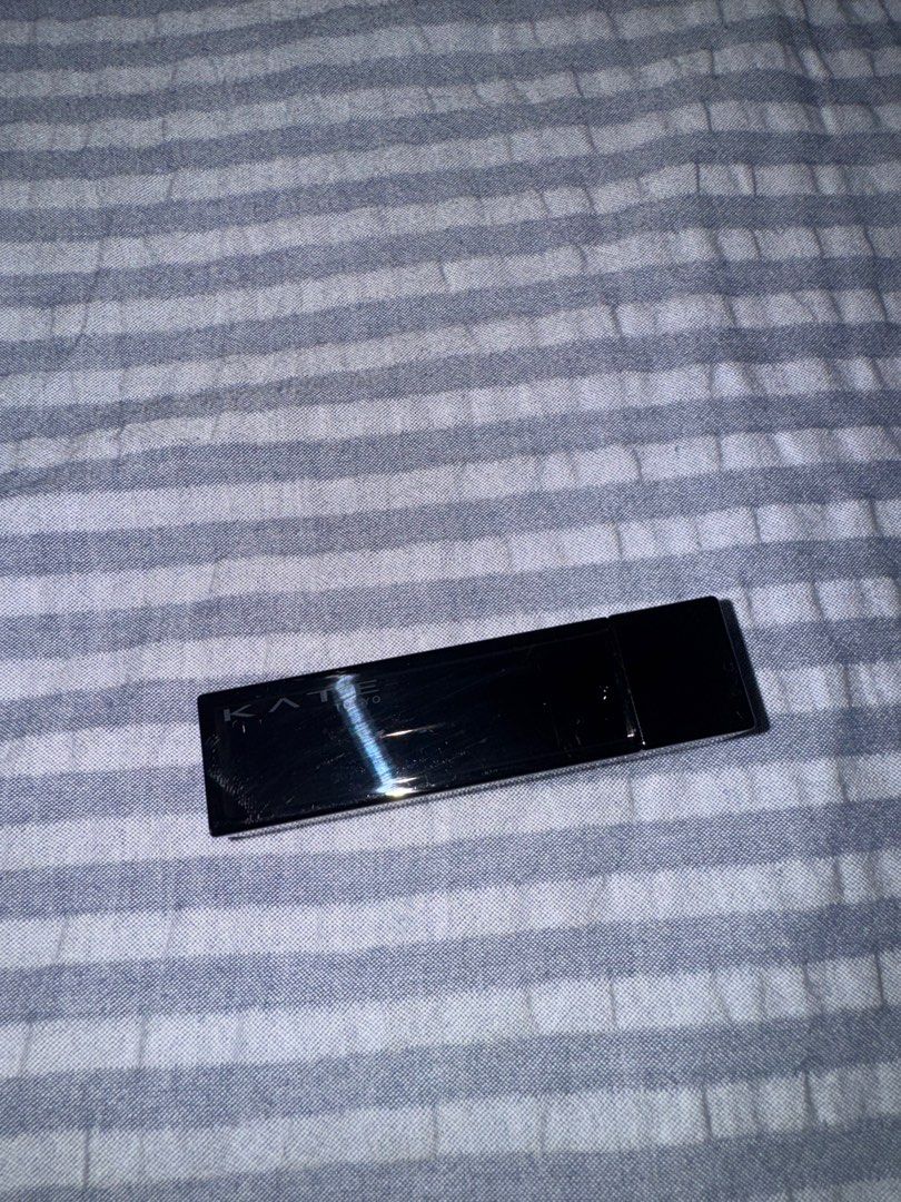 由 kylekboma (刊登 ID 1379661174，圖片 1) 提交，位於 桃園市 (Taoyuan) 的 KATE 怪獸唇膏03｜日系彩妝 口紅 黑管 lipstick (類別：化妝品)，說明：只用一次 不適合售出 售出不退‼️ C03。