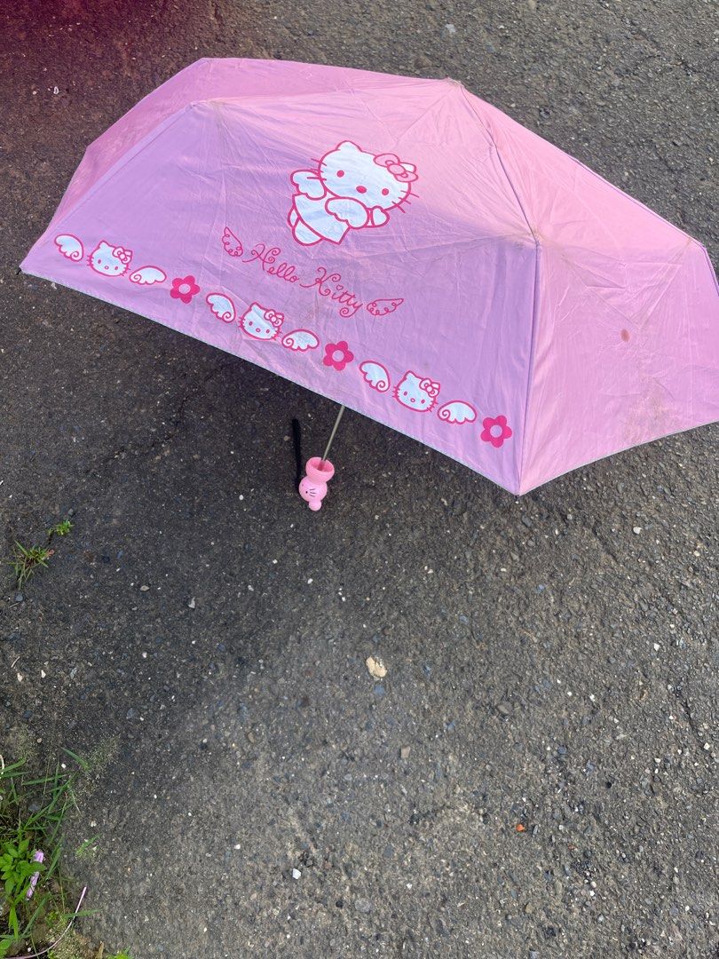 由 wts2321618 (刊登 ID 1379697181，圖片 1) 提交，位於 嘉義市 (Chiayi City) 的 Kt 凱蒂貓 折疊 雨傘 (類別：戶外家具)，說明：如圖 🉑嘉義市自取。
