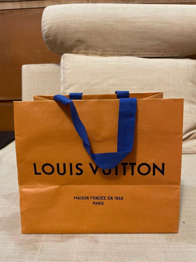 Louis Vuitton Paperbag (Category: Luxury Bags & Wallets) located in Cebu City. Submitted by kiki_closet168 (Listing ID 1379681870, Image 3). Description: Size 9.75in x 8in x 5.75in.