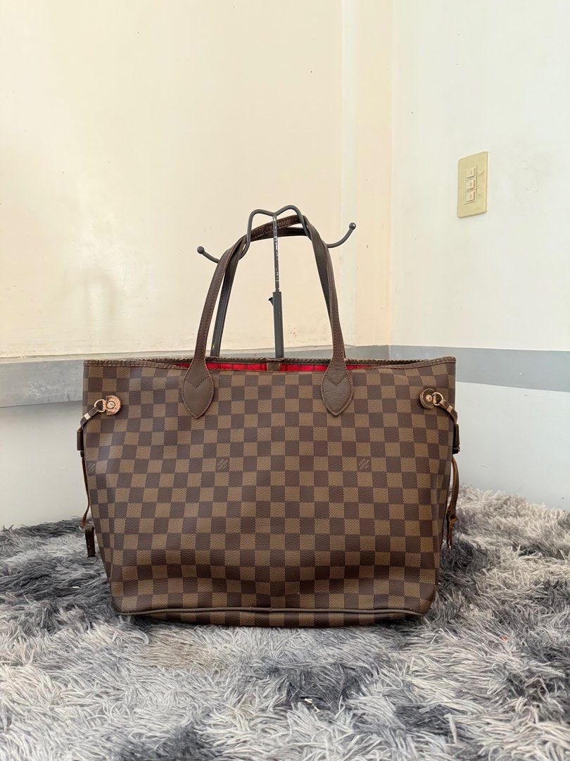 LOUISE VUITTON neverful (Category: Luxury Bags & Wallets) located in Sorsogon. Submitted by lunaticbaby (Listing ID 1379541372, Image 1). Description: Color: brown Condition: 7/10 Signs of usage/Flaw: signs of use sa leather strap PLEASE MANAGE YOUR EXPECTATIONS 🥹 DISCLAIMER : ALL PHOTOS ARE ALREADY POSTED. Please note that all items are pre-loved and may show signs of wear or minor imperfections. We strive to provide accurate descriptions and p