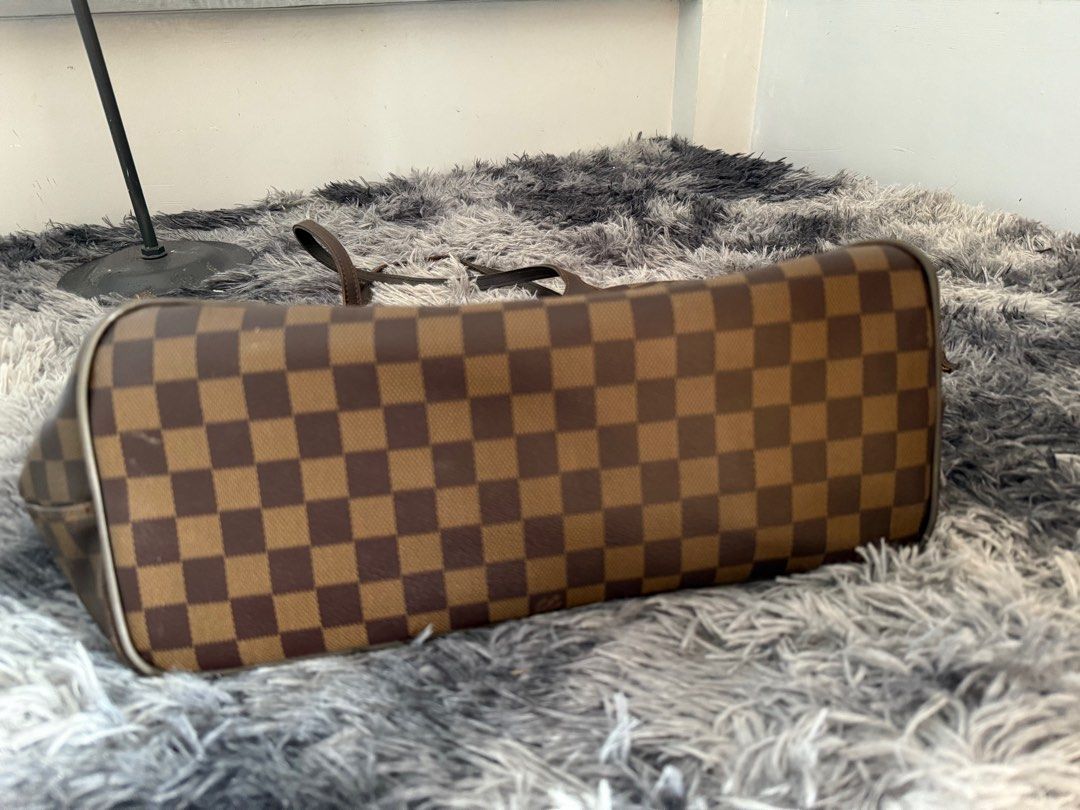 LOUISE VUITTON neverful (Category: Luxury Bags & Wallets) located in Sorsogon. Submitted by lunaticbaby (Listing ID 1379541372, Image 2). Description: Color: brown Condition: 7/10 Signs of usage/Flaw: signs of use sa leather strap PLEASE MANAGE YOUR EXPECTATIONS 🥹 DISCLAIMER : ALL PHOTOS ARE ALREADY POSTED. Please note that all items are pre-loved and may show signs of wear or minor imperfections. We strive to provide accurate descriptions and p