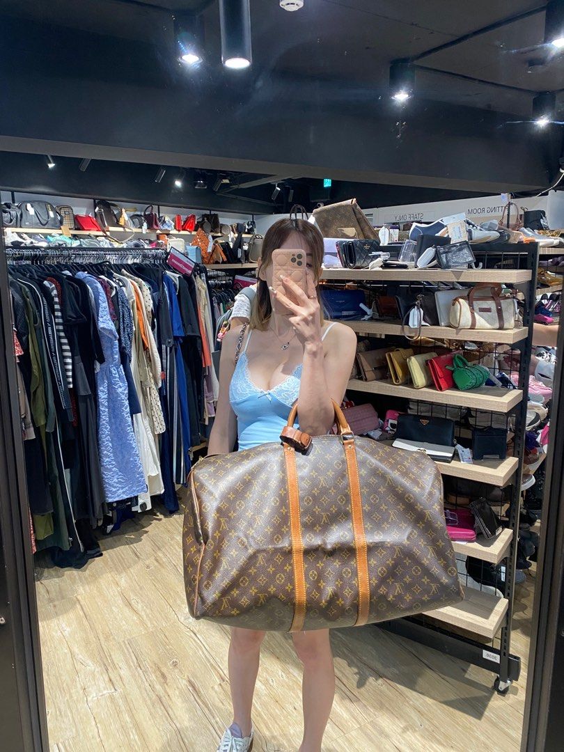 Lv speedy 60 (Category: Luxury Bags & Wallets) located in Manila. Submitted by jodiluxegold (Listing ID 1379620833, Image 3). Description: Nice pa this Lv speedy 60. Not sure if correct size pero base sa pictures super laki nya like good for 1 month vacation pwede mag kasya gamit sa laki nya in actual. Not so vintage type but well used sya but still working perfectly pa naman ang zipper nya. .